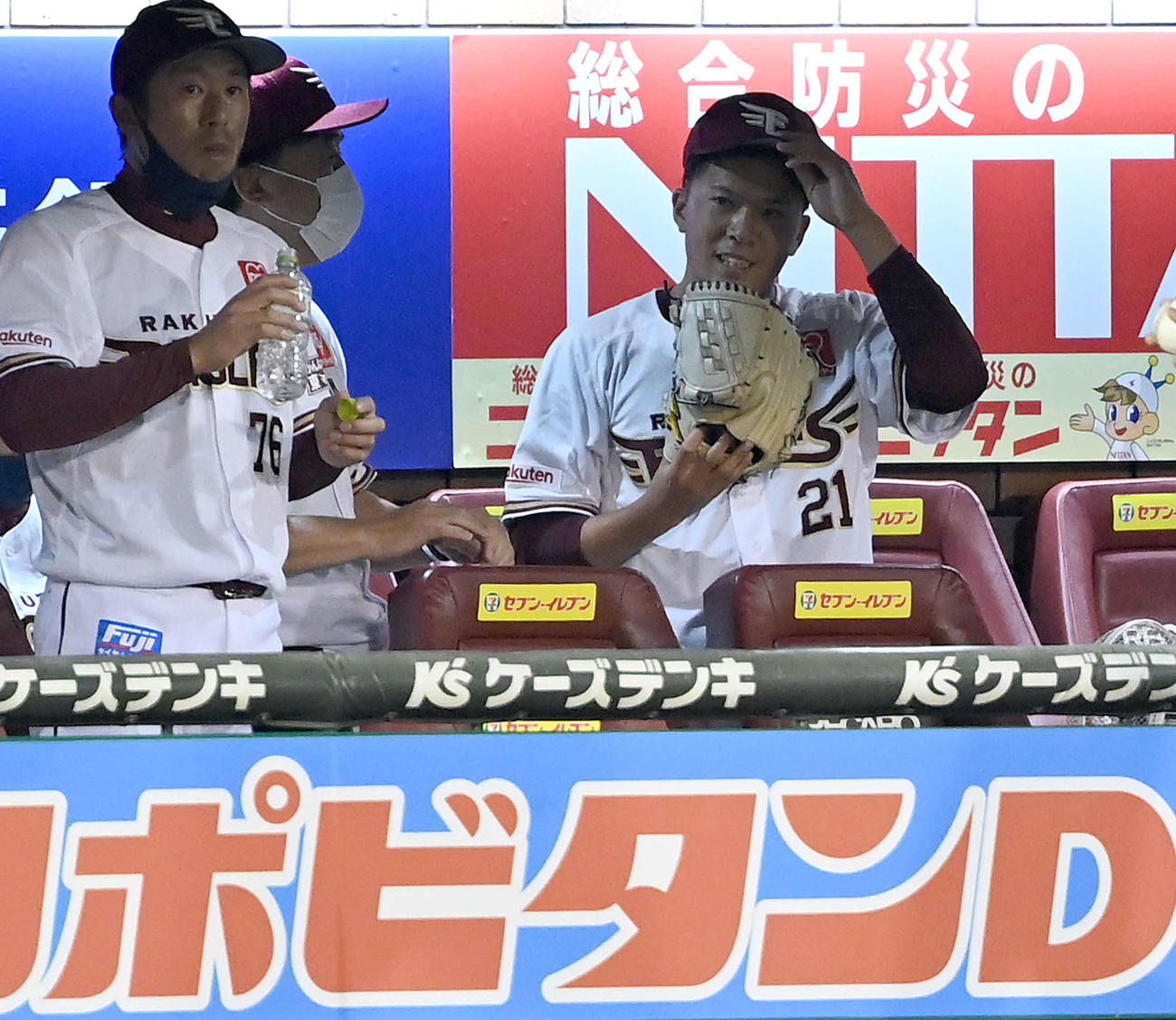 楽天対オリックス　8回途中で降板した楽天先発の早川は石井GM兼監督と話をする（撮影・たえ見朱実）