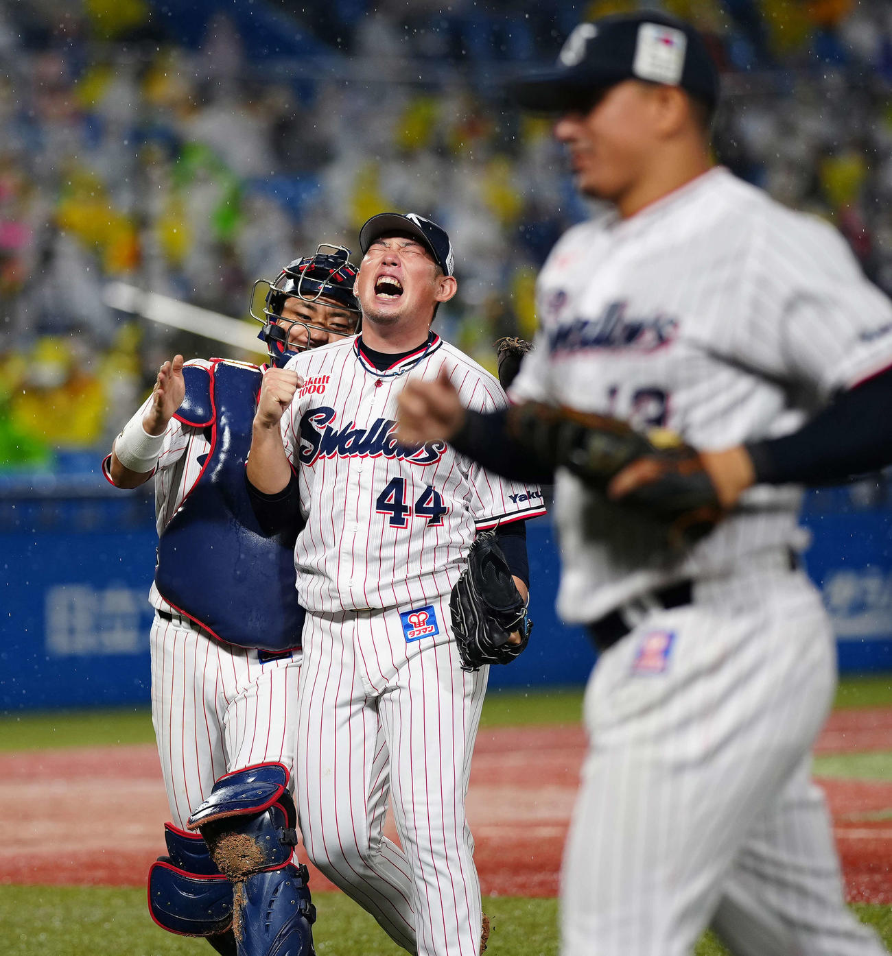 ヤクルト対阪神　5回表阪神1死満塁、糸井を併殺に仕留め歓喜する2番手の大西。左は捕手中村（撮影・江口和貴）
