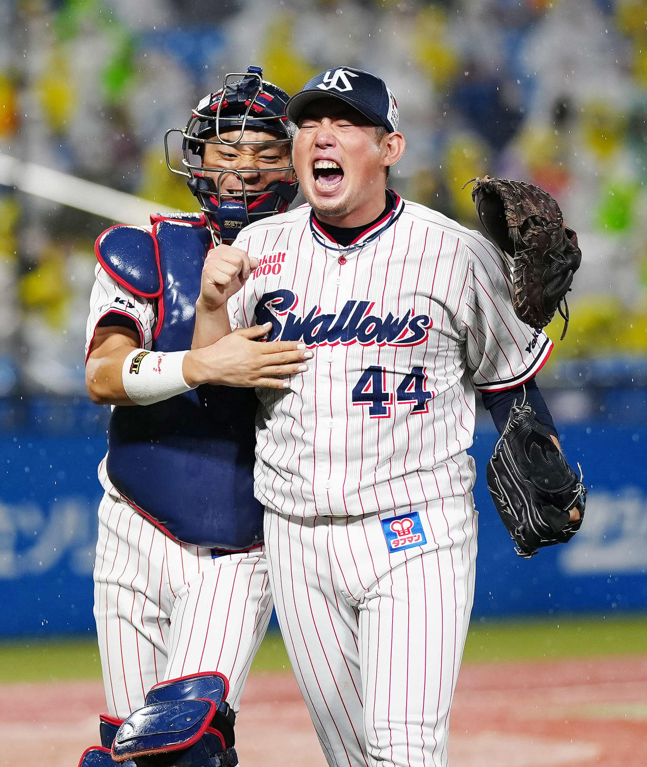 ヤクルト対阪神　5回表阪神1死満塁、糸井を併殺に仕留め歓喜する2番手の大西（右）。左は捕手中村（撮影・江口和貴）