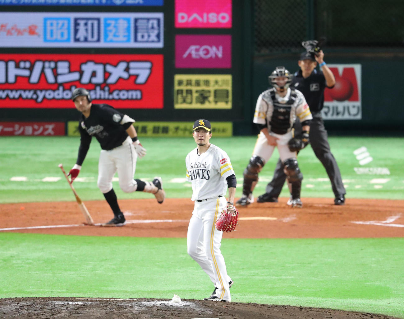 ソフトバンク対ロッテ　8回表ロッテ2死満塁、レアードに2点適時打となる二内野安打を浴びる（撮影・梅根麻紀）