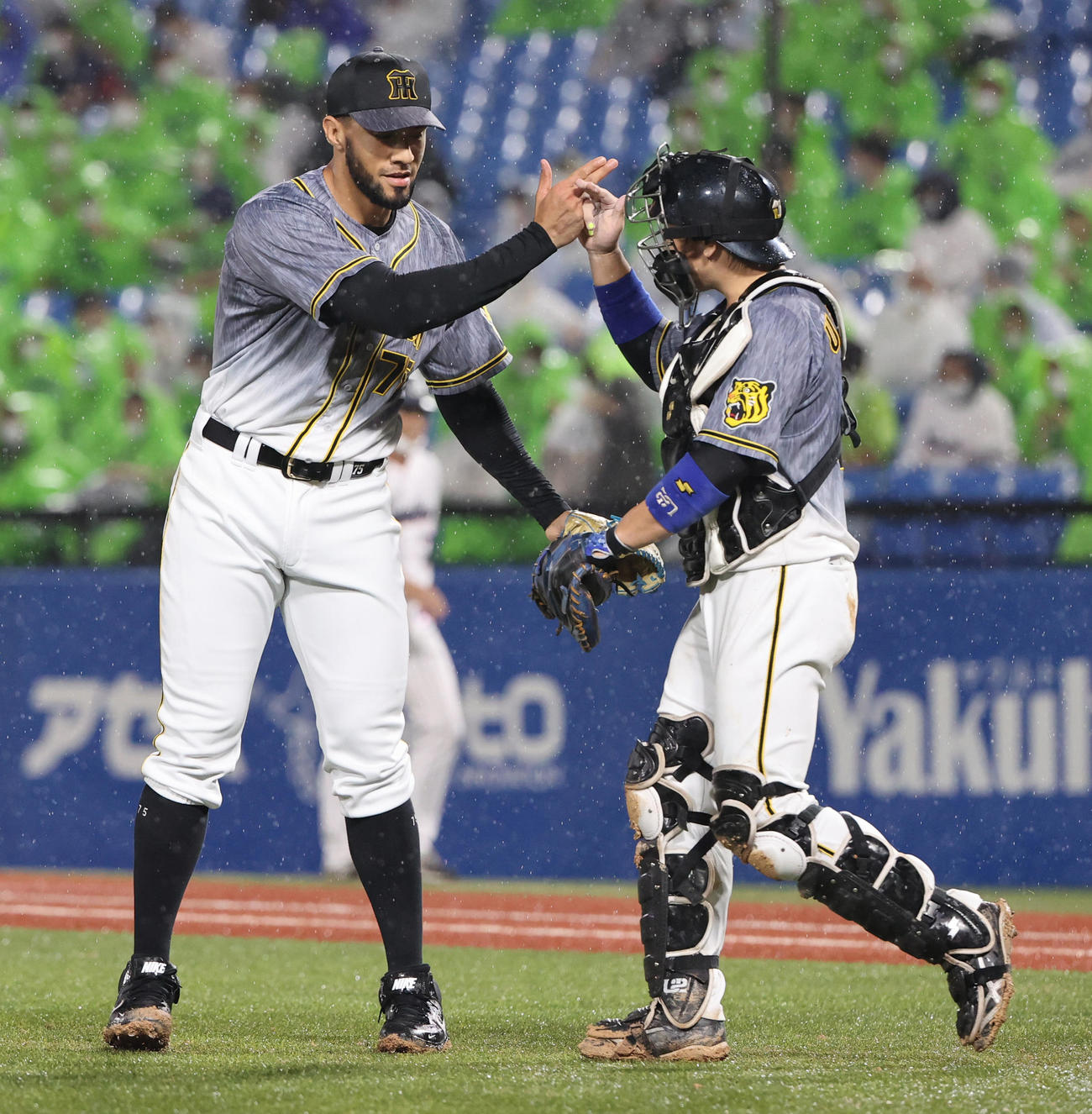 ヤクルト対阪神　9回、引き分けに持ち込みタッチを交わす阪神スアレス（左）、梅野（撮影・清水貴仁）