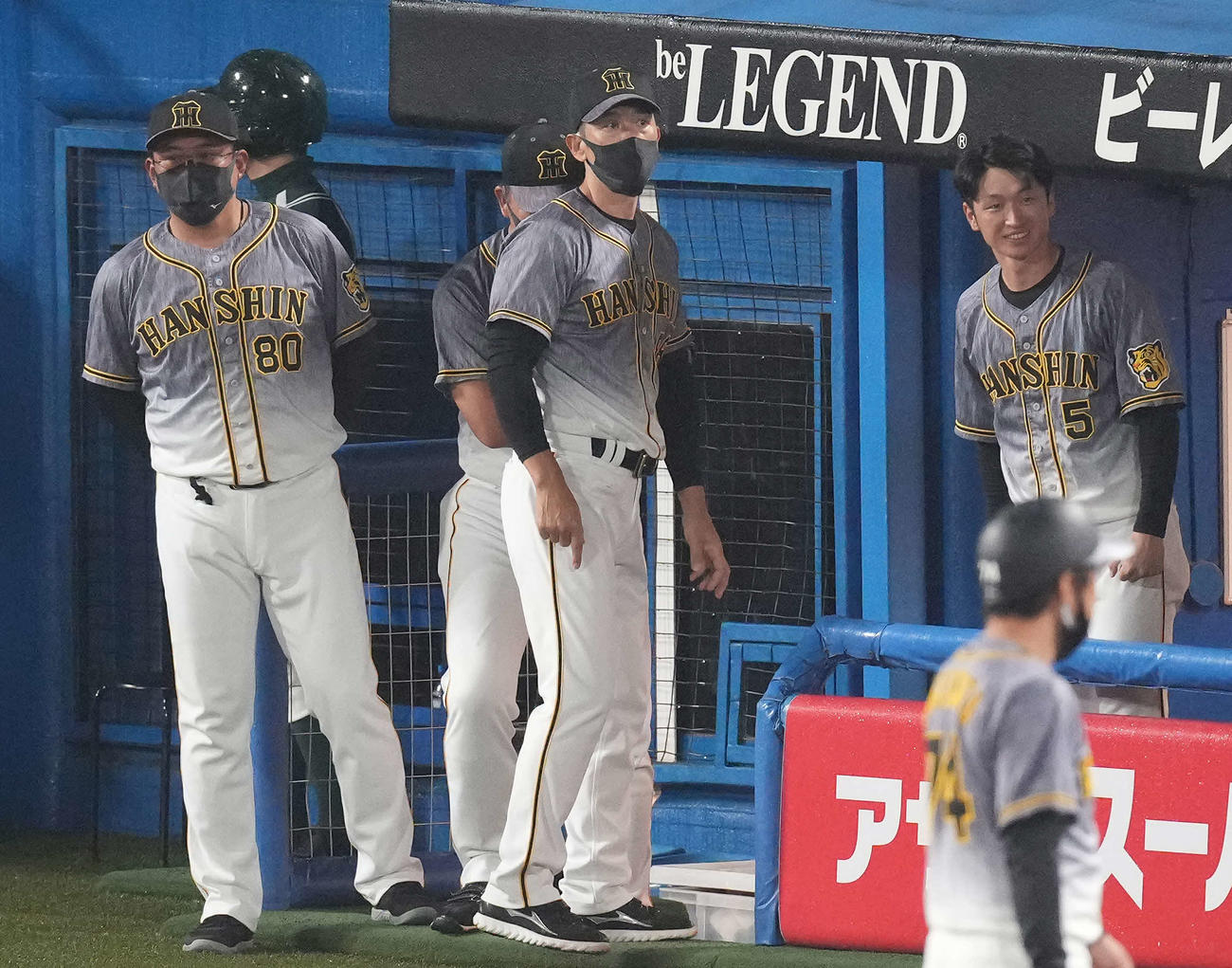ヤクルト対阪神　7回裏阪神無死一、二塁、マルテが左翼ポール際に放った飛球について、リクエストを行使する矢野監督（中央）（撮影・鈴木みどり）