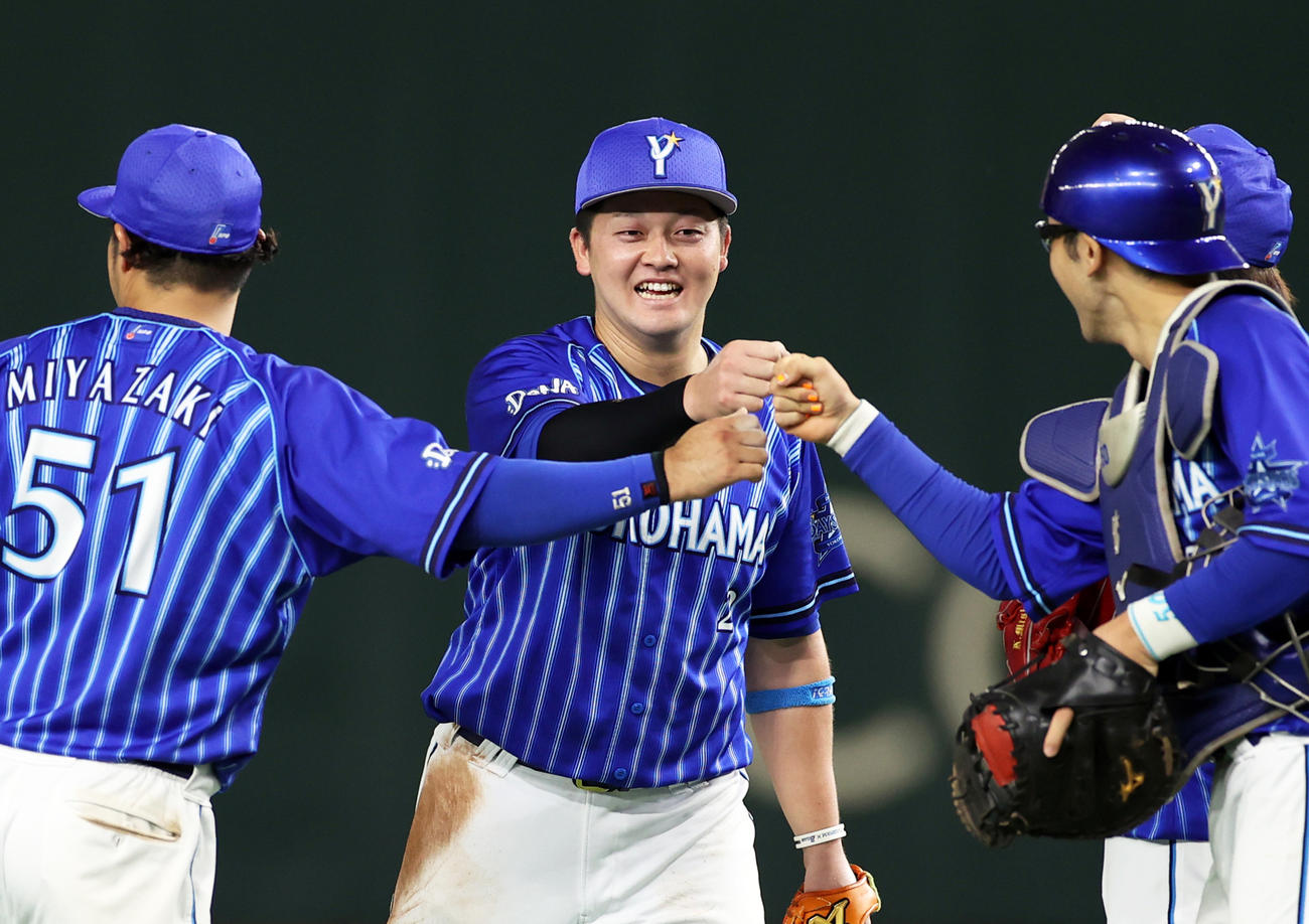 試合後、勝利を喜び合う牧（中央）らDeNAの選手たち（撮影・狩俣裕三）