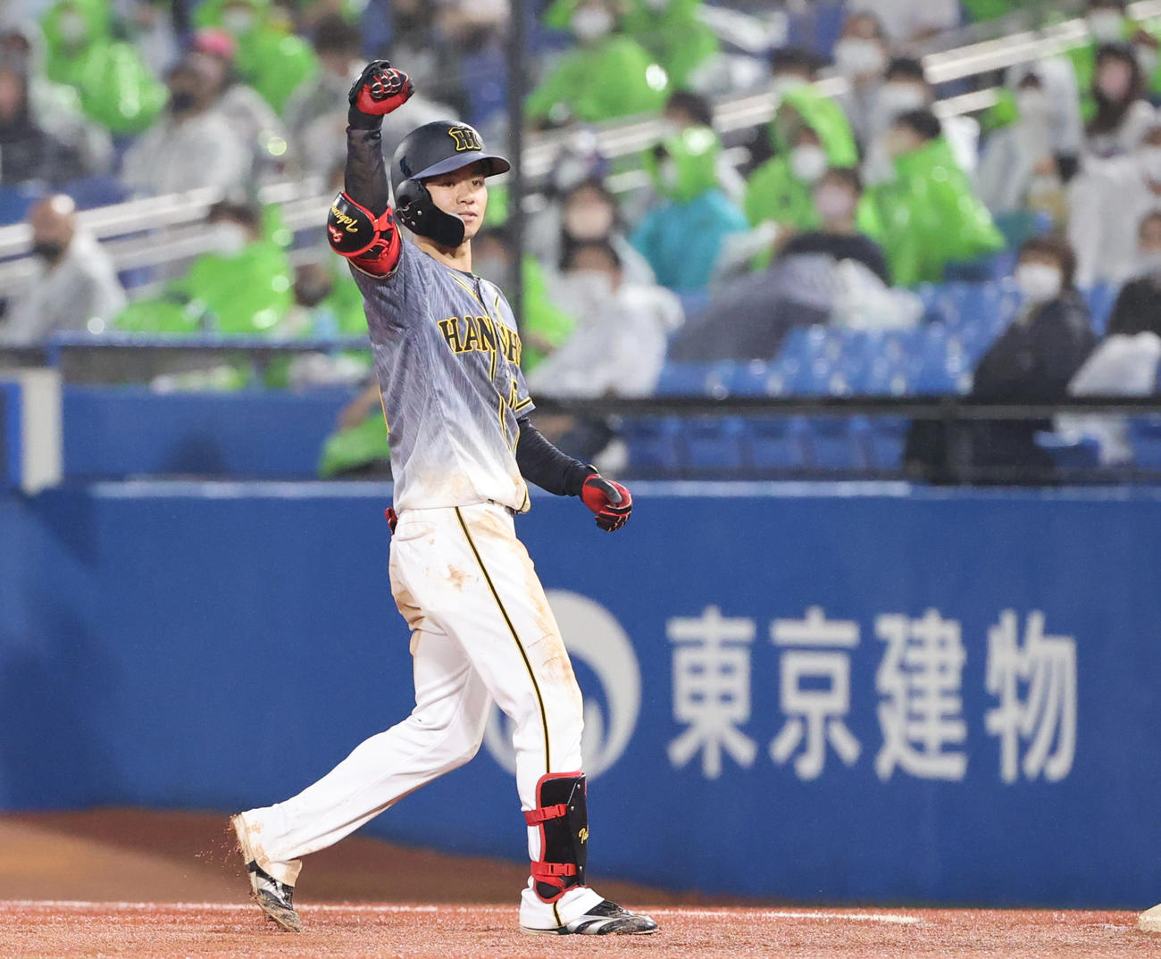 ヤクルト対阪神　7回裏阪神無死二塁、中野は中前適時打を放ちガッツポーズ（撮影・清水貴仁）