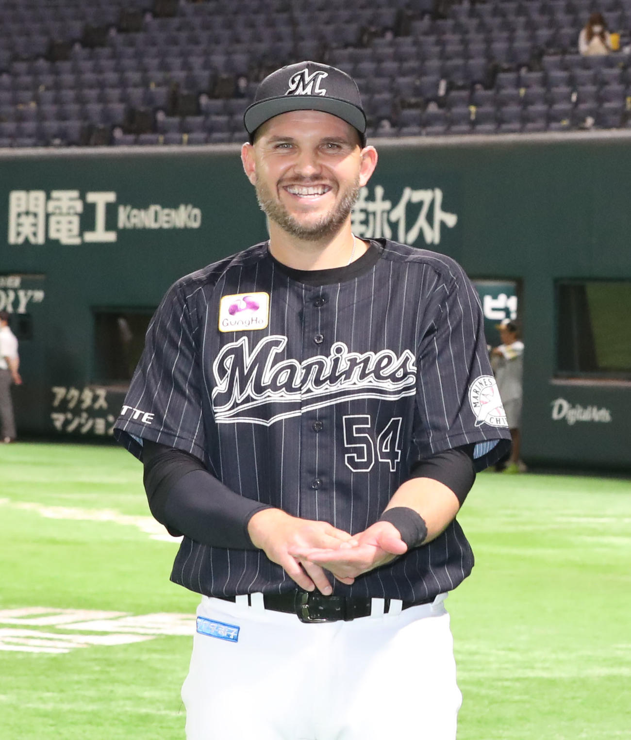 ヒーローインタビューを受け、すしポーズをするレアード（撮影・屋方直哉）