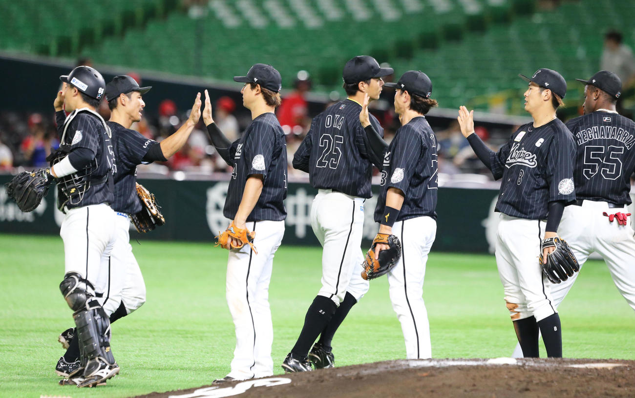 ソフトバンク対ロッテ　ソフトバンクに勝利し、ハイタッチをするロッテナイン（撮影・屋方直哉）