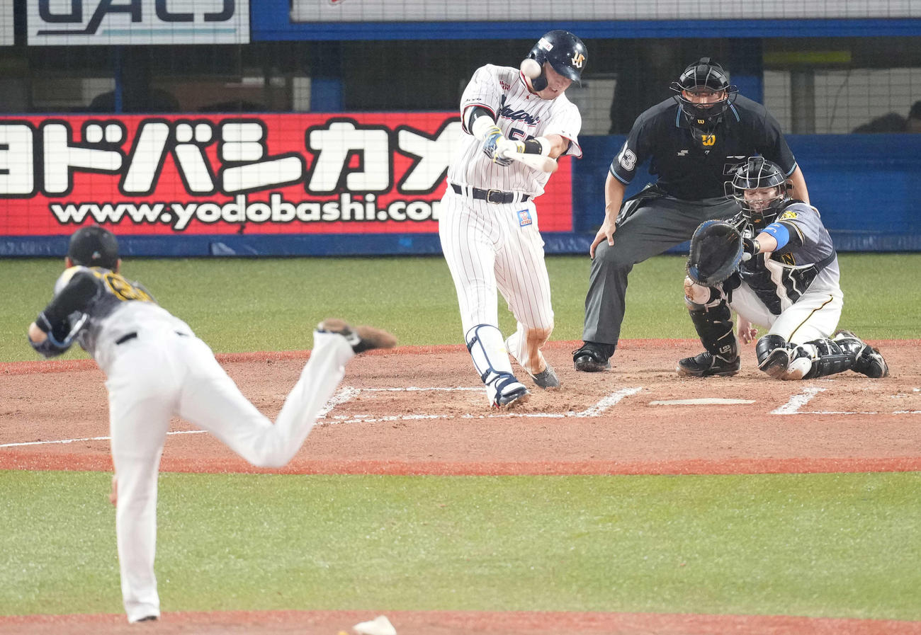 ヤクルト対阪神　6回裏ヤクルト無死、右中間にソロ本塁打を放つ村上。投手小川（撮影・鈴木みどり）