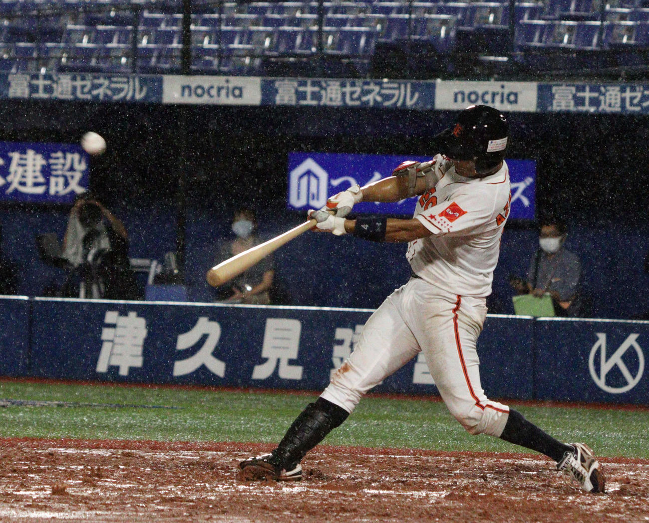 ENEOS対東芝　6回表ENEOS 1死一、二塁、中越えに勝ち越し適時二塁打を放つ小豆沢（撮影・関根直人）