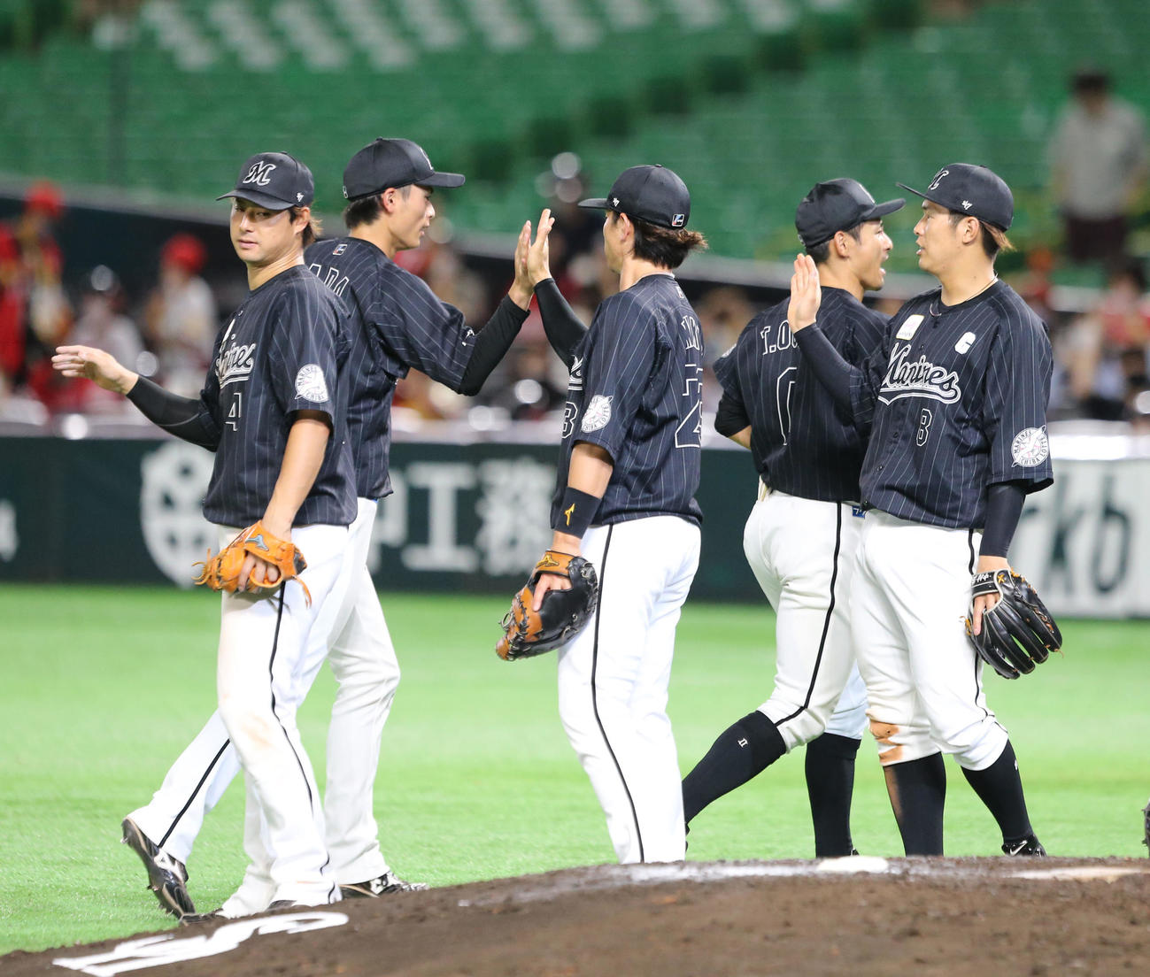 ソフトバンク対ロッテ　ソフトバンクに勝利し、ハイタッチをするロッテナイン（撮影・屋方直哉）