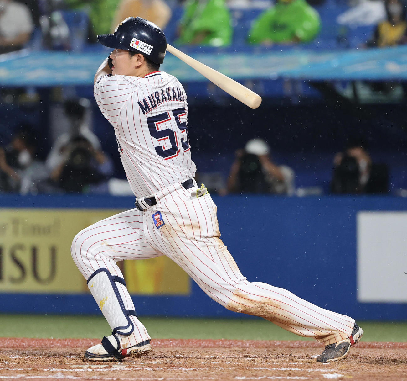 ヤクルト対阪神　6回裏ヤクルト無死、右越え本塁打を放つ村上（撮影・清水貴仁）