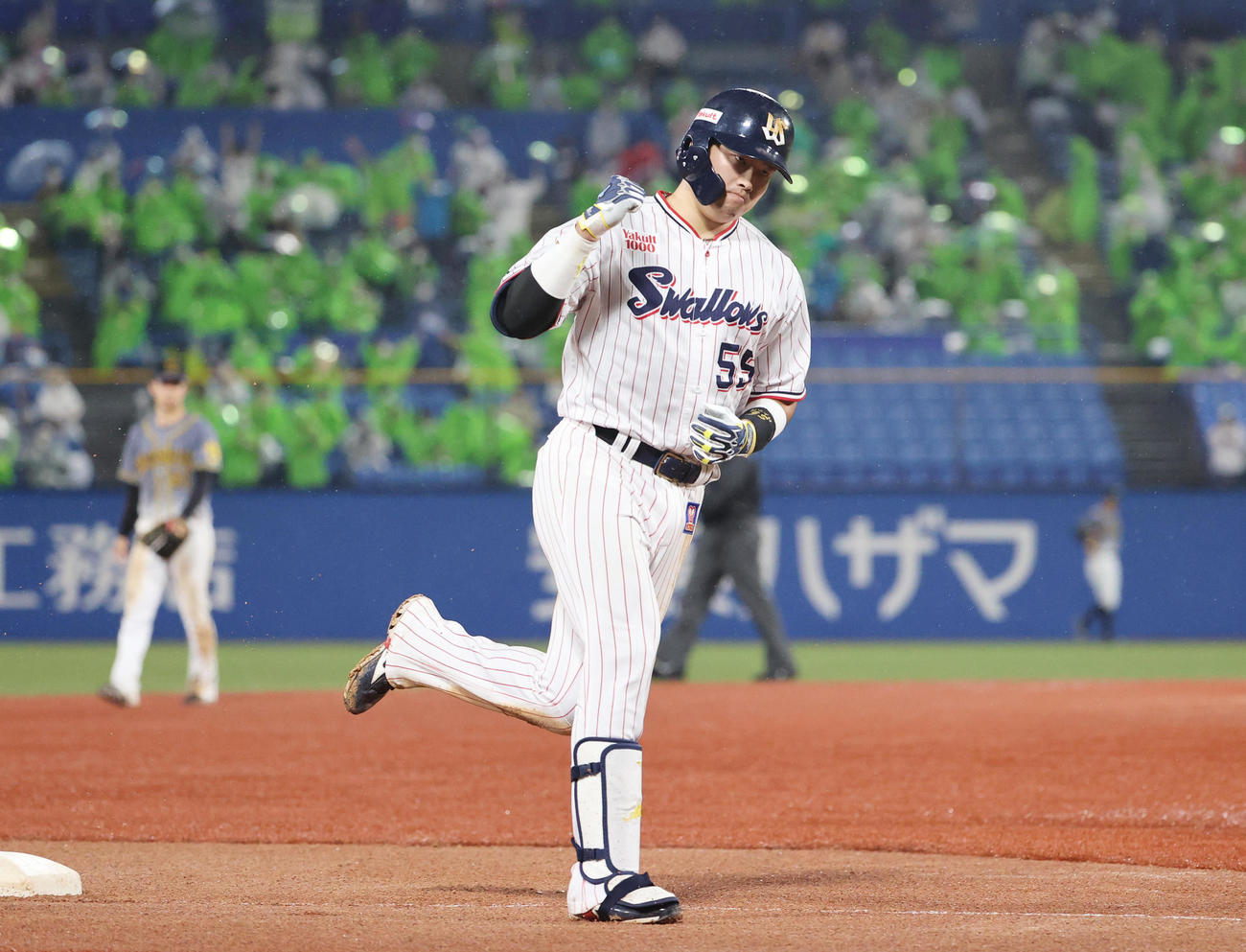 ヤクルト対阪神　6回裏ヤクルト無死、右越え本塁打を放ちガッツポーズの村上（撮影・清水貴仁）
