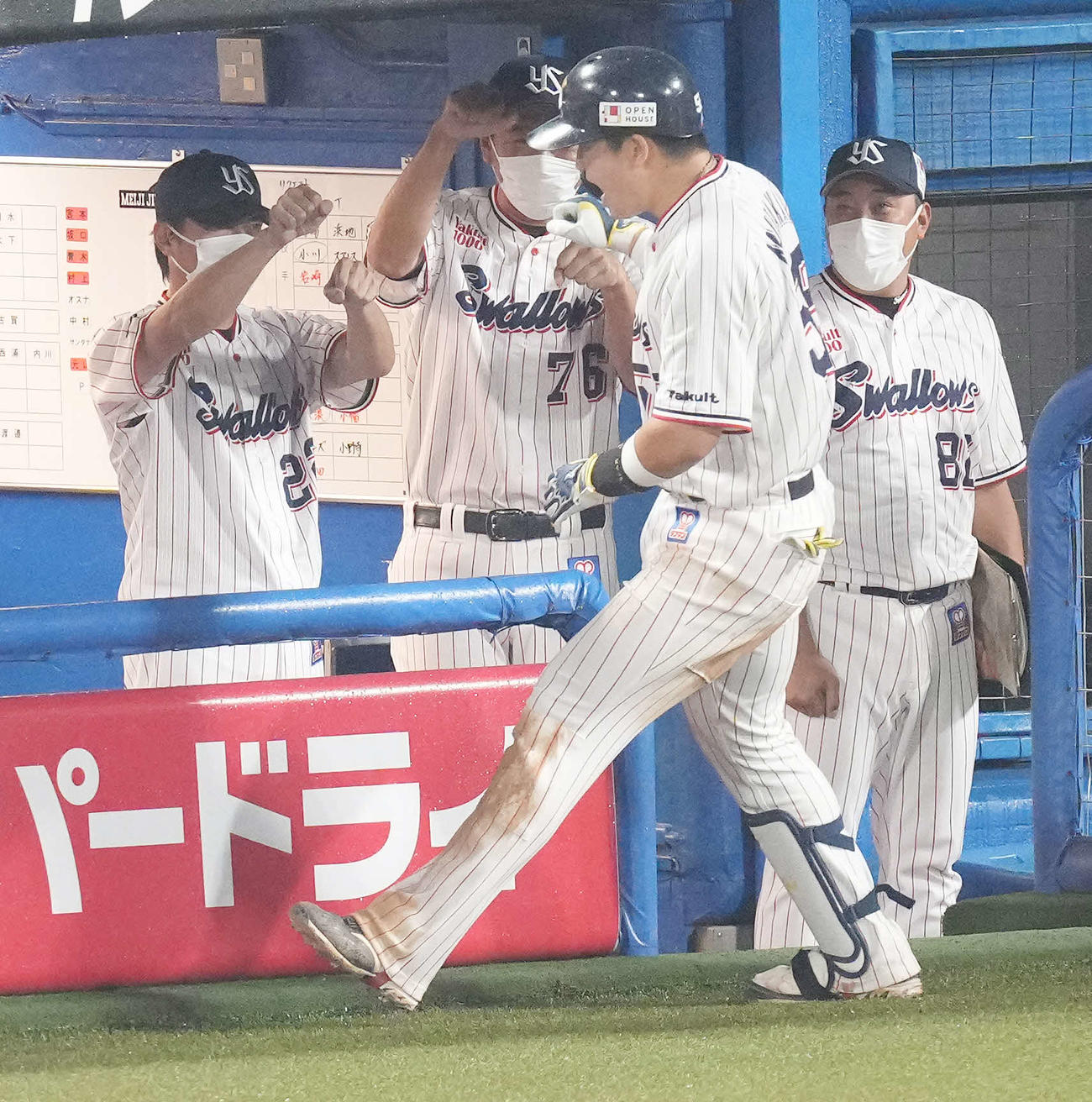 ヤクルト対阪神　6回裏ヤクルト無死、右中間にソロ本塁打を放った村上（手前）を笑顔で迎える高津監督（左）（撮影・鈴木みどり）