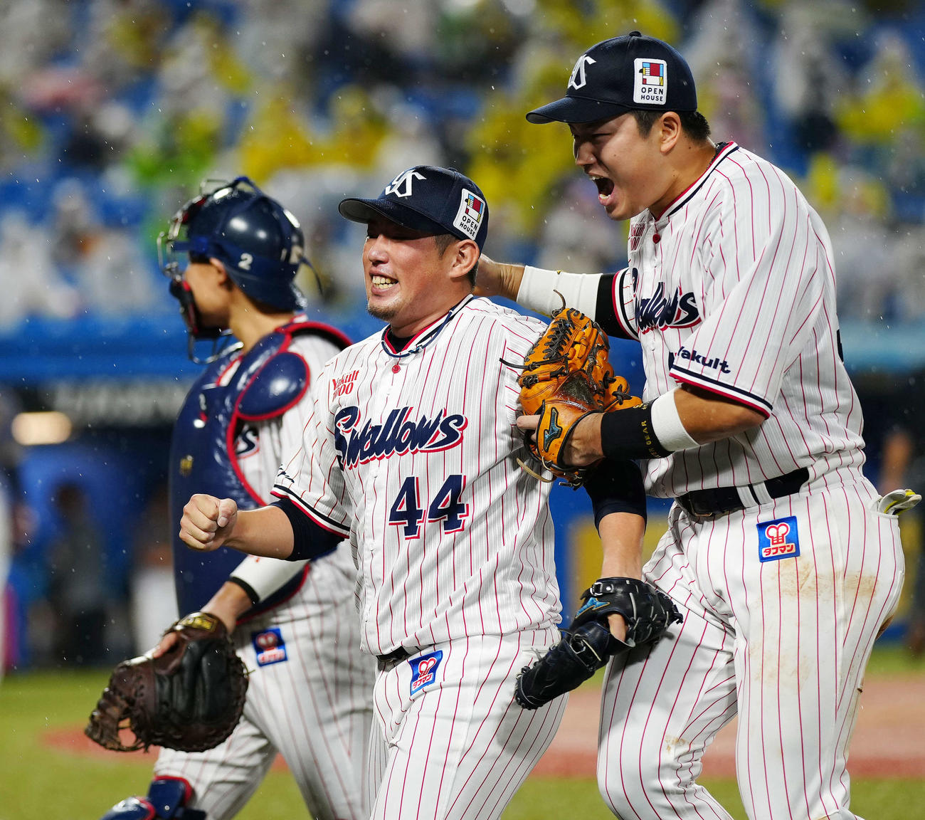 ヤクルト対阪神　5回表阪神1死満塁、糸井を併殺に仕留め村上（右）から祝福される2番手の大西（撮影・江口和貴）