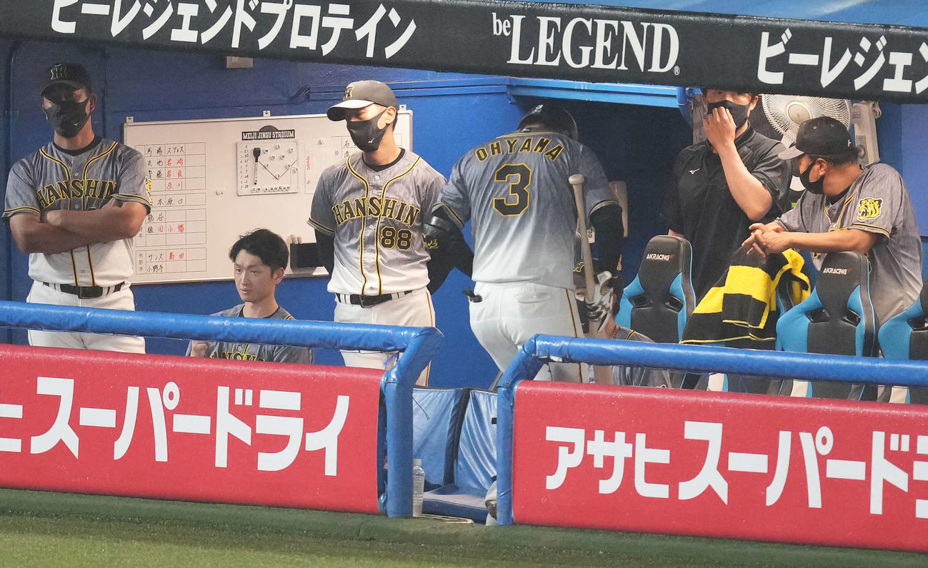 ヤクルト対阪神　7回裏阪神1死一、二塁、空振り三振に倒れベンチへ戻る大山（中央右）と浮かない表情の矢野監督（同左）（撮影・鈴木みどり）
