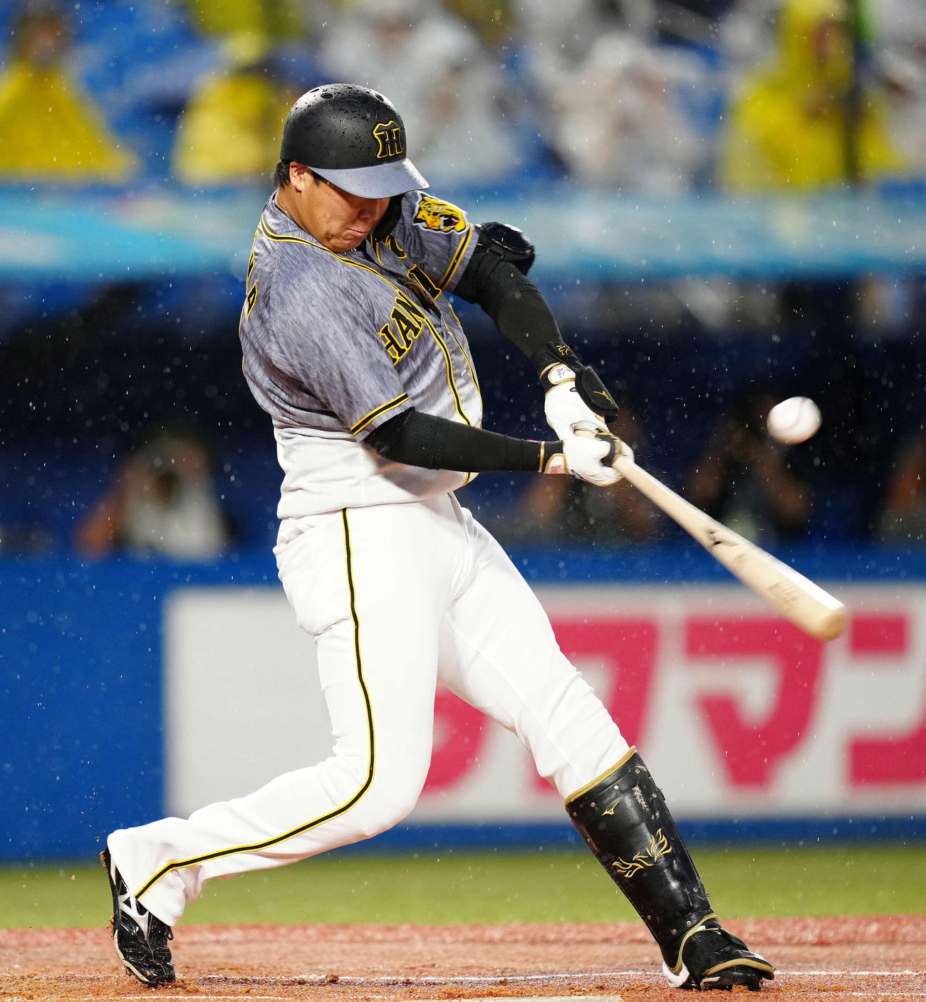 ヤクルト対阪神　2回表阪神1死、右二塁打を放つ大山（撮影・江口和貴）