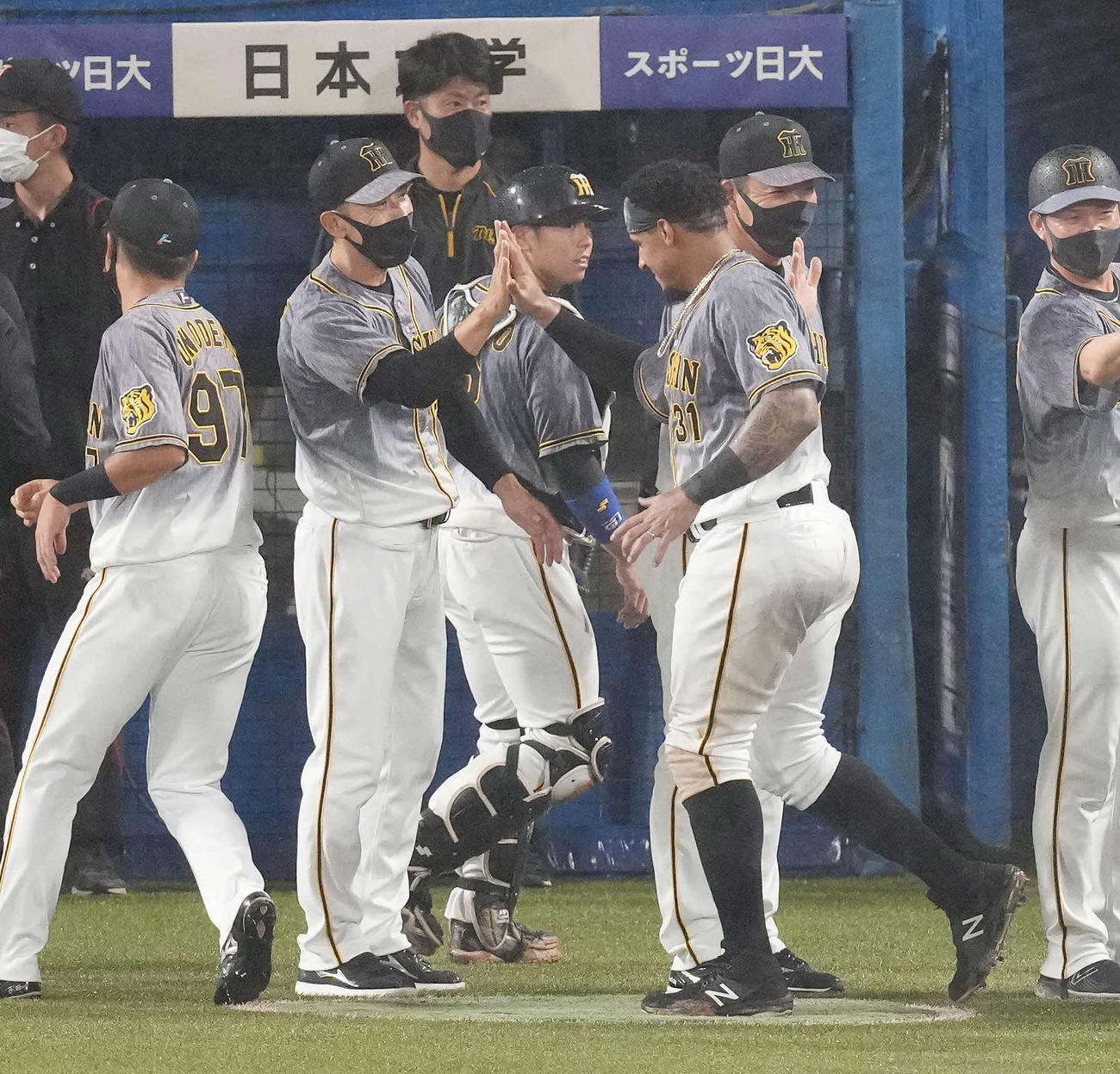 ヤクルト対阪神　ヤクルトと引き分け、マルテ（左から4人目）らナインを迎える阪神矢野監督（同2人目）（撮影・鈴木みどり）