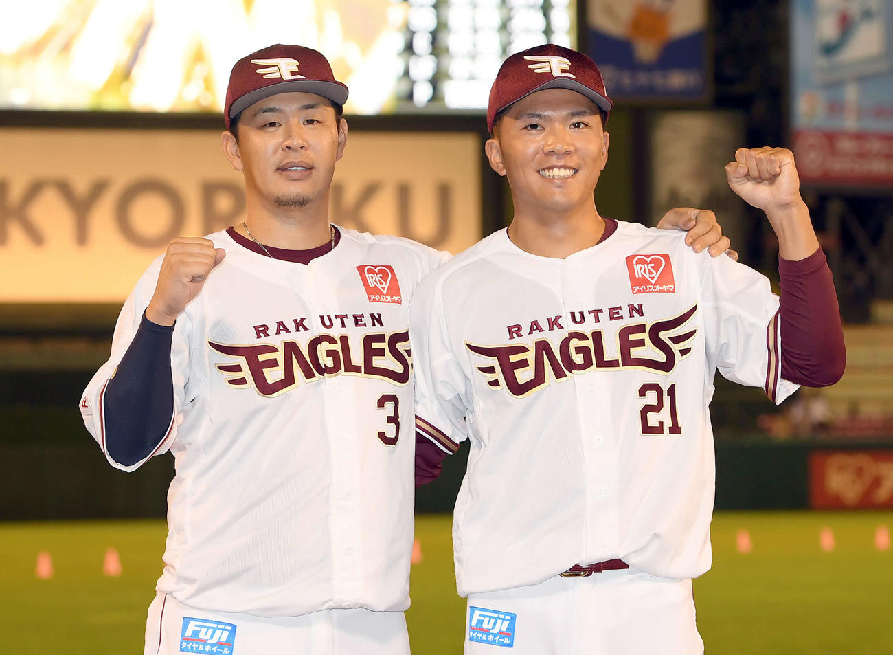 楽天対オリックス　今季8勝目を飾った楽天早川隆久（右）は浅村栄斗と笑顔でガッツポーズ（撮影・たえ見朱実）