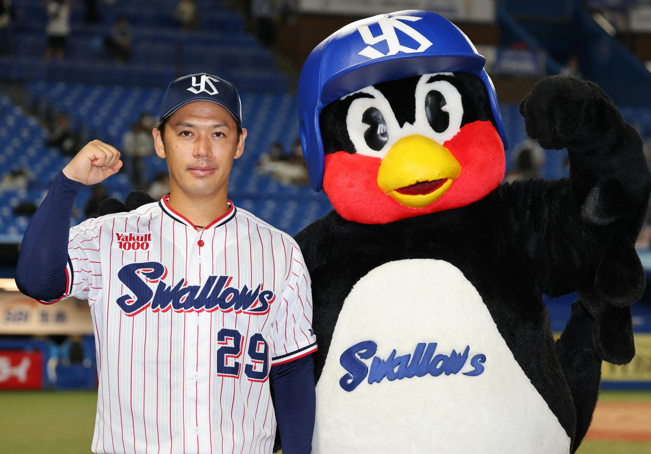 ヤクルト対阪神　ヒーローインタビューを終えつば九郎（右）と記念写真に納まるヤクルト小川（撮影・垰建太）
