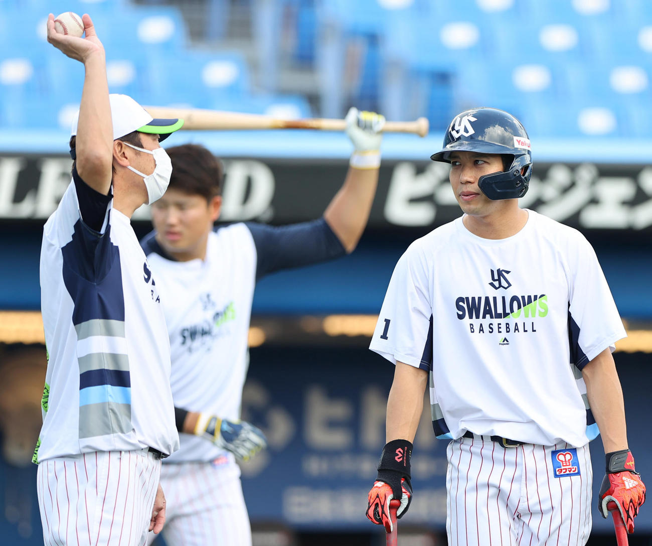 ヤクルト対阪神　試合前、言葉を交わすヤクルト高津監督（左）と山田（撮影・垰建太）