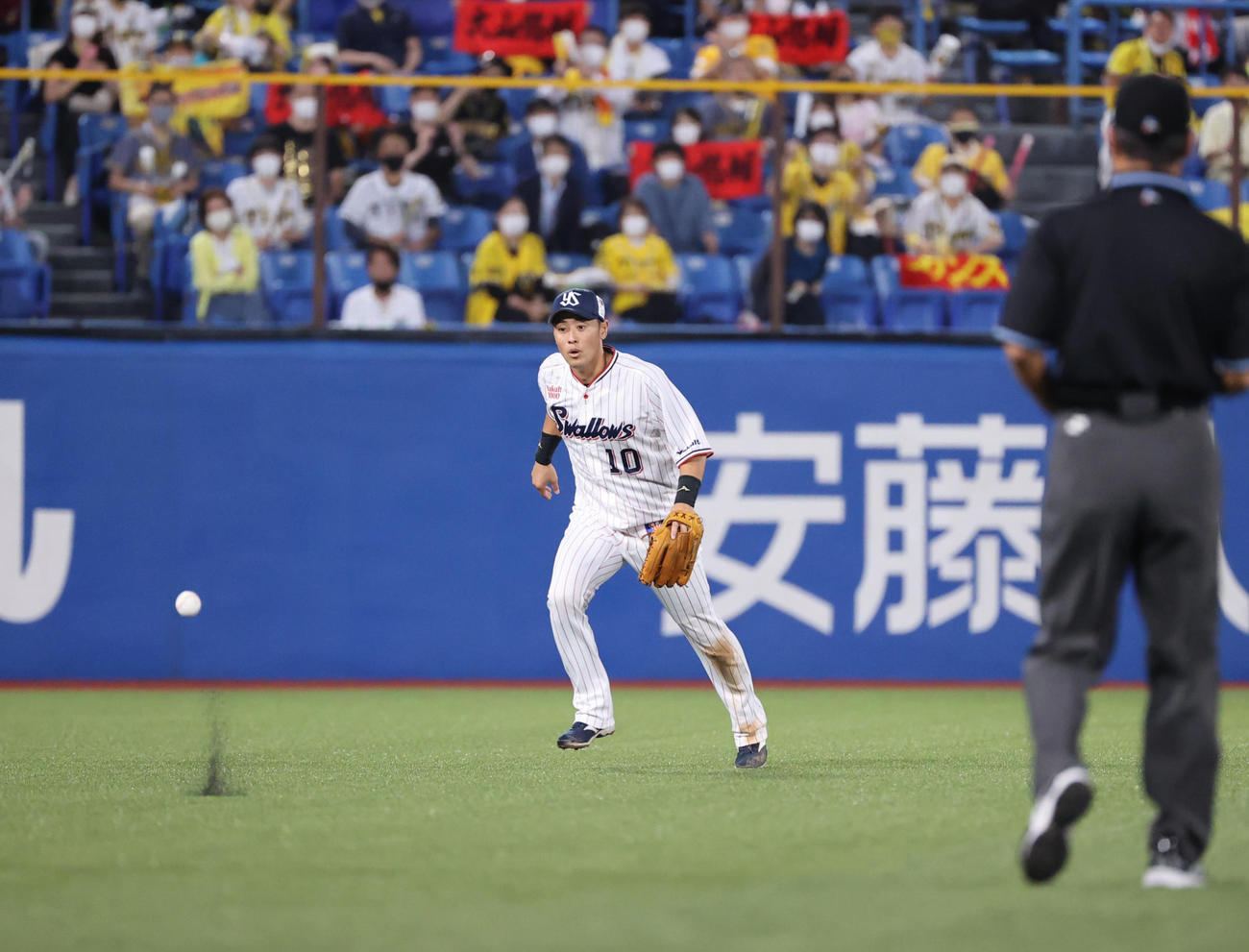 ヤクルト対阪神　2回表阪神無死、大山は打ち上げるも左翼手荒木が打球を見失い二塁打となる（撮影・清水貴仁）