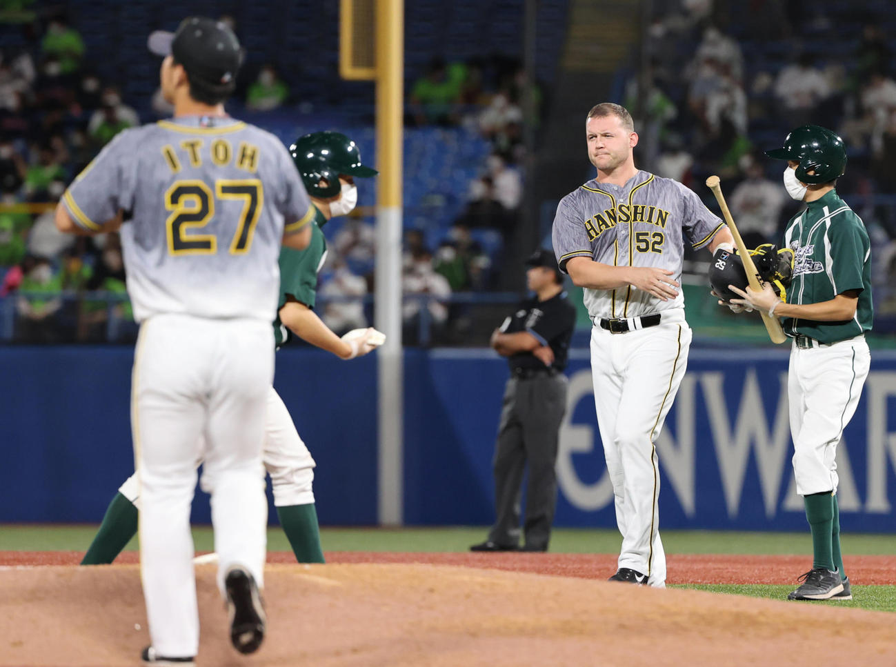 ヤクルト対阪神　6回表阪神2死満塁、チャンスも左飛に終わるサンズ、左は伊藤将（撮影・清水貴仁）