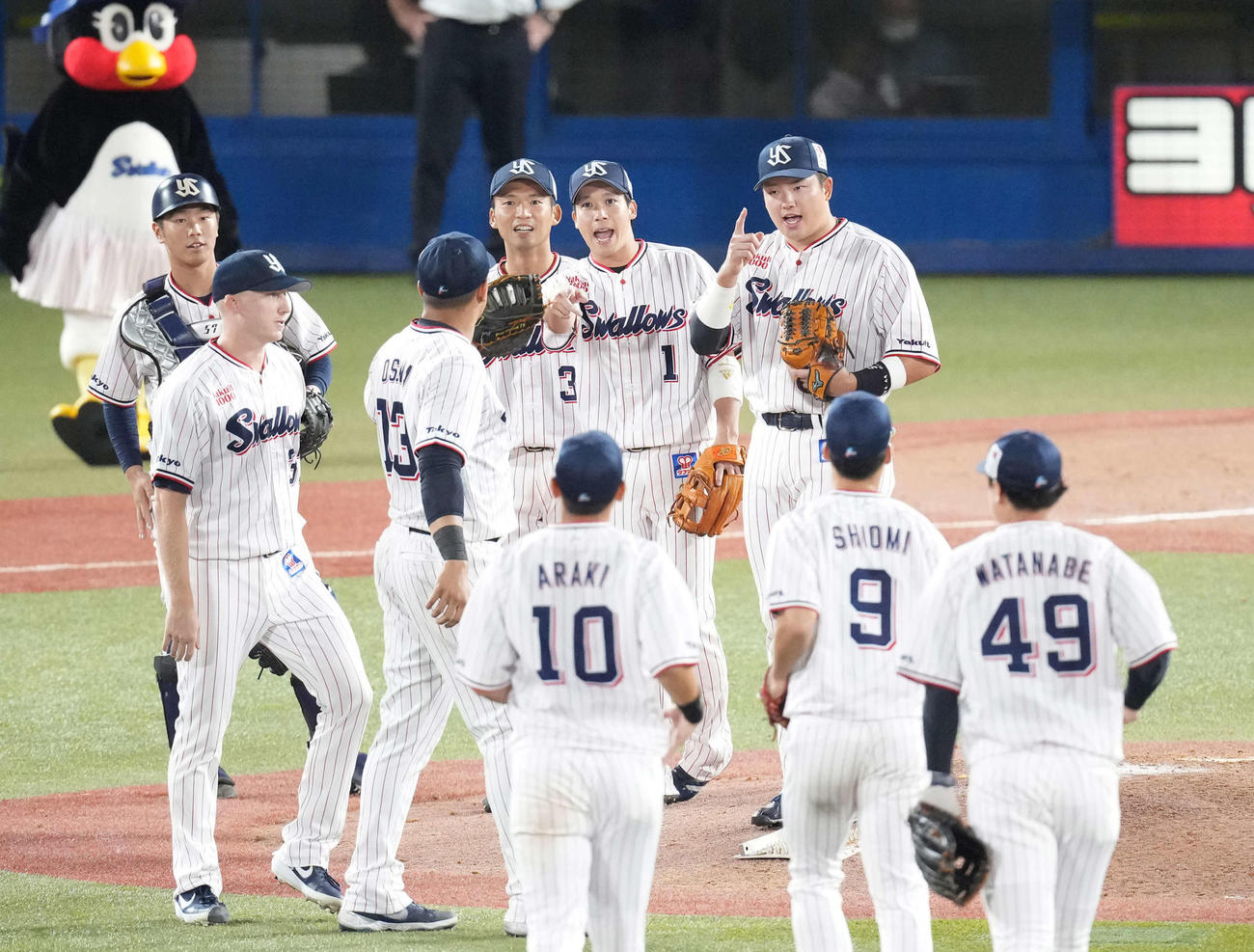 ヤクルト対阪神　阪神に勝利しタッチを交わす村上（右奥）らヤクルトナイン（撮影・鈴木みどり）