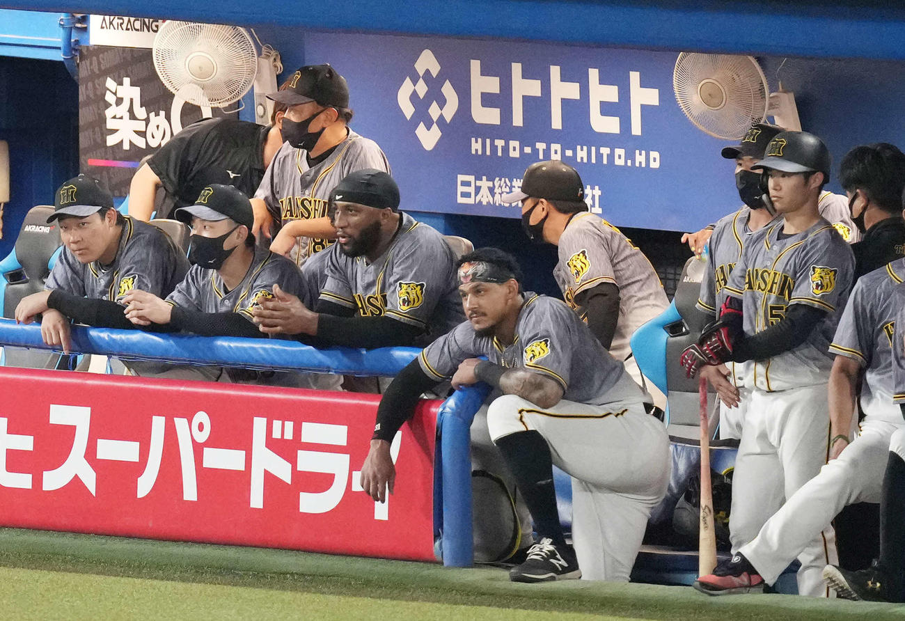 ヤクルト対阪神　ヤクルトに敗れて肩を落とす阪神ナイン（撮影・鈴木みどり）