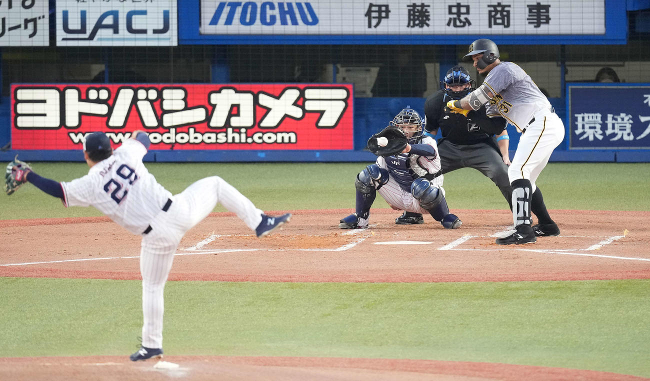 ヤクルト対阪神　1回表阪2死三塁、見逃し三振に倒れるマルテ。投手小川（撮影・鈴木みどり）