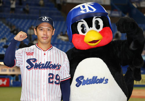 ヤクルト対阪神　ヒーローインタビューを終えつば九郎（右）と記念写真に納まるヤクルト小川（撮影・垰建太）