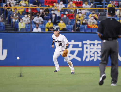 ヤクルト対阪神　2回表阪神無死、大山は打ち上げるも左翼手荒木が打球を見失い二塁打となる（撮影・清水貴仁）