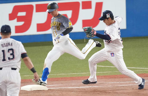 ヤクルト対阪神　3回表阪神無死、一塁へ内野安打を放つ近本。投手小川（撮影・鈴木みどり）