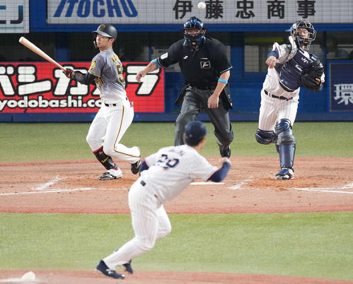 ヤクルト対阪神　3回表阪神1死一塁、中野を空振り三振に仕留めた後、一塁走者近本の二盗を刺す捕手古賀。投手小川（撮影・鈴木みどり）