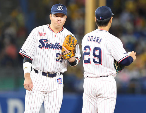 ヤクルト対阪神　6回表阪神2死一、二塁、マウンドの小川（右）を鼓舞する村上（撮影・垰建太）
