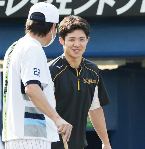 ヤクルト対阪神　練習中にヤクルト高津監督（左）から声をかけられる阪神中野（撮影・清水貴仁）