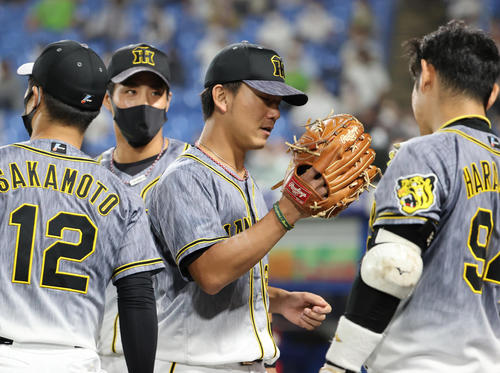 ヤクルト対阪神　6回裏ヤクルト2死一、二塁、オスナを三振に切りベンチに戻る阪神伊藤将（撮影・清水貴仁）