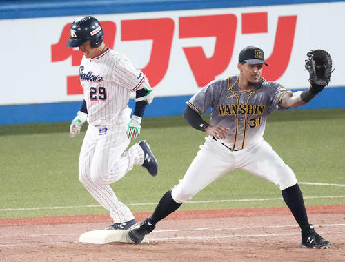 ヤクルト対阪神　7回裏ヤクルト2死二塁、内野安打を放つ小川。一塁手マルテ（撮影・鈴木みどり）