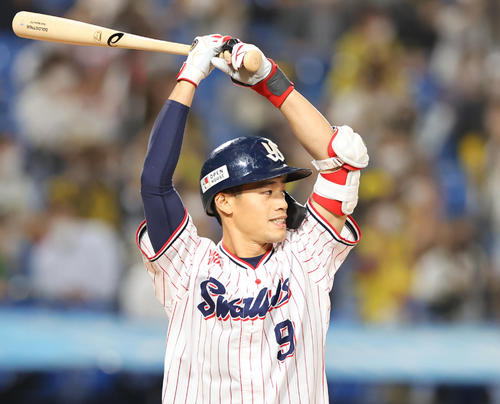 ヤクルト対阪神　7回裏ヤクルト2死一、三塁、三振に倒れ悔しげな塩見（撮影・垰建太）