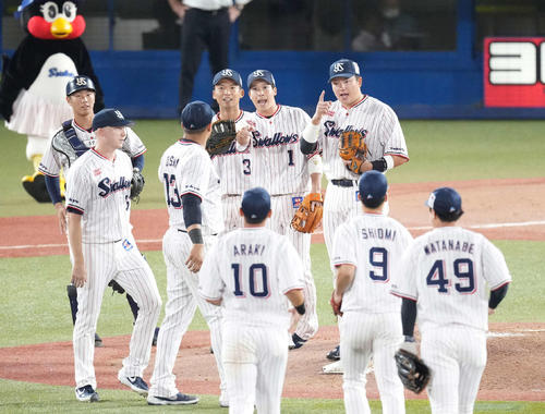 ヤクルト対阪神　阪神に勝利しタッチを交わす村上（右奥）らヤクルトナイン（撮影・鈴木みどり）