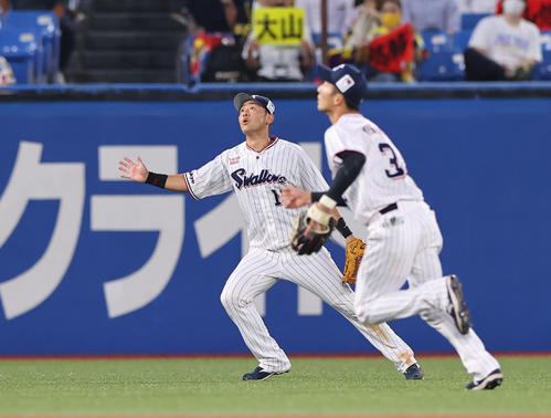 ヤクルト対阪神　2回表阪神無死、大山悠輔の打球の目測を誤る西浦（手前）と荒木（撮影・垰建太）