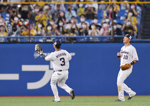 ヤクルト対阪神　2回表阪神無死、大山悠輔の打球の目測を誤る西浦（左）と荒木（撮影・垰建太）