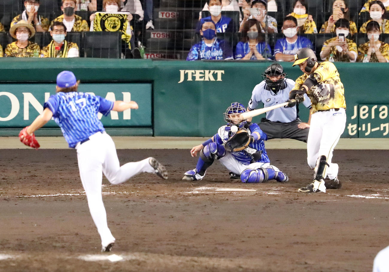 阪神対DeNA 9回裏阪神2死一、三塁、大山は中前にサヨナラ適時打を放つ。投手は三嶋（2021年7月12日）