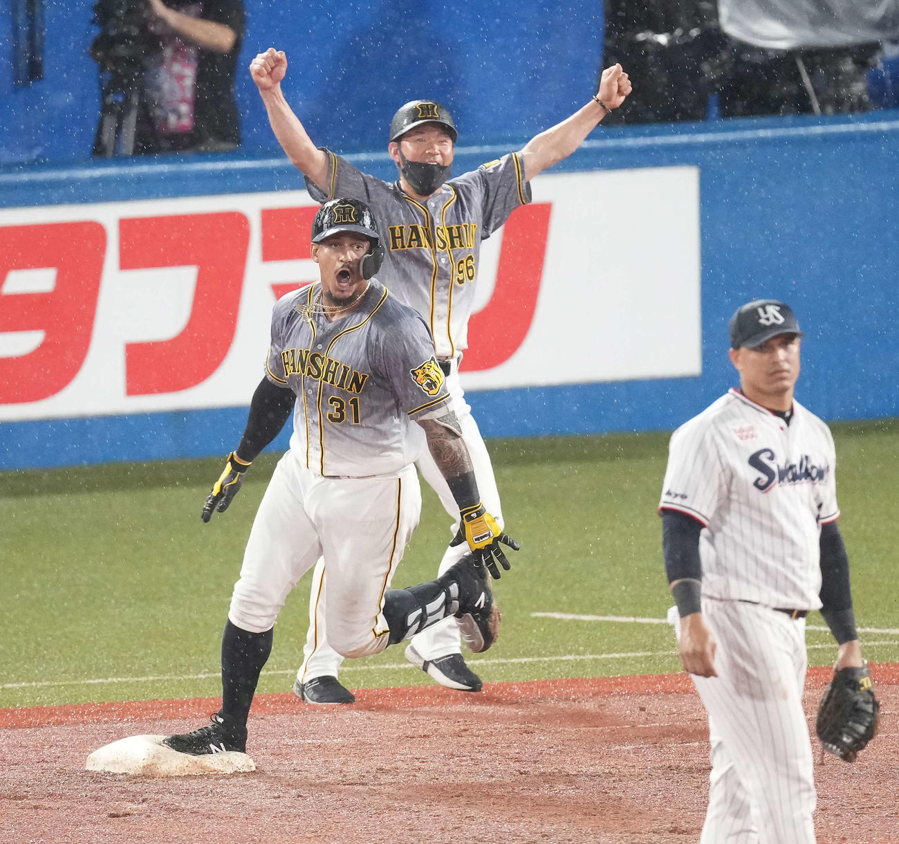 ヤクルト対阪神　9回表阪神1死一、二塁、マルテは左中間に同点3点本塁打を放ち、一塁を踏みながら雄たけびを上げる（撮影・鈴木みどり）