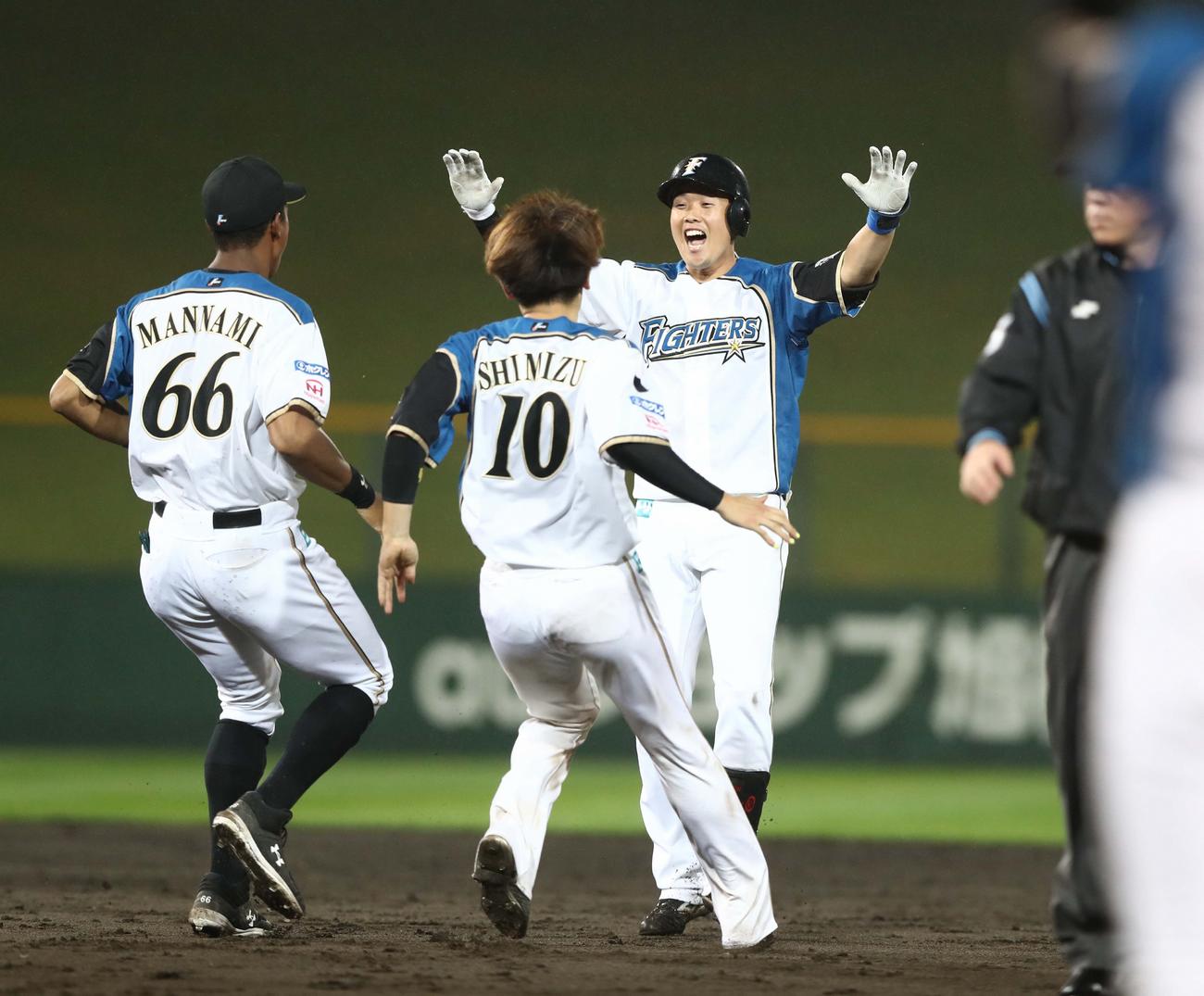 日本ハム対西武　9回裏日本ハム2死一塁、中越えサヨナラ二塁打を放ち笑顔の高浜（2021年7月6日撮影）