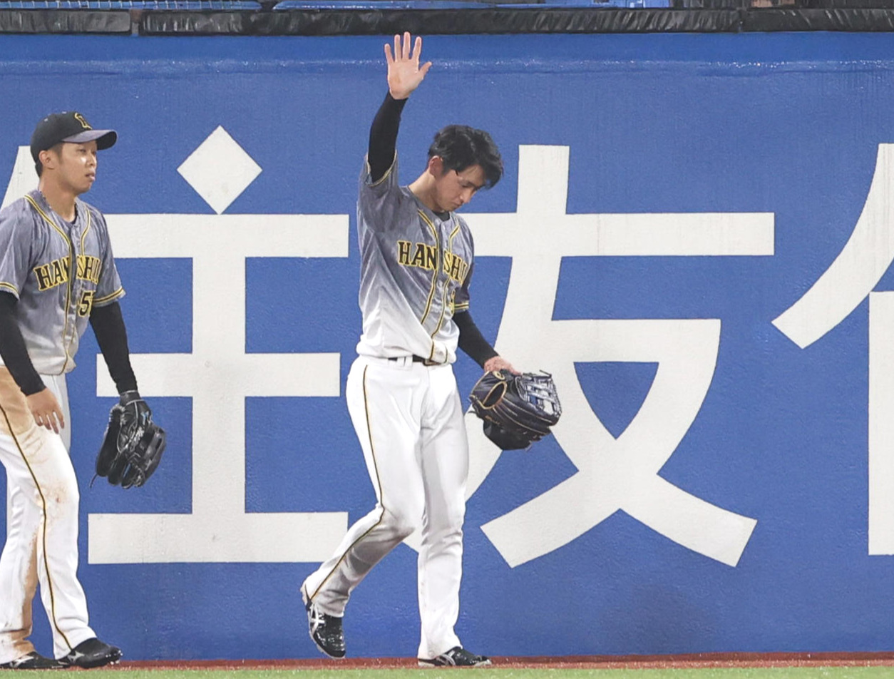 ヤクルト対阪神　8回裏、守備でフェンスにぶつかるも手を挙げ「問題なし」をアピールする阪神近本（撮影・清水貴仁）