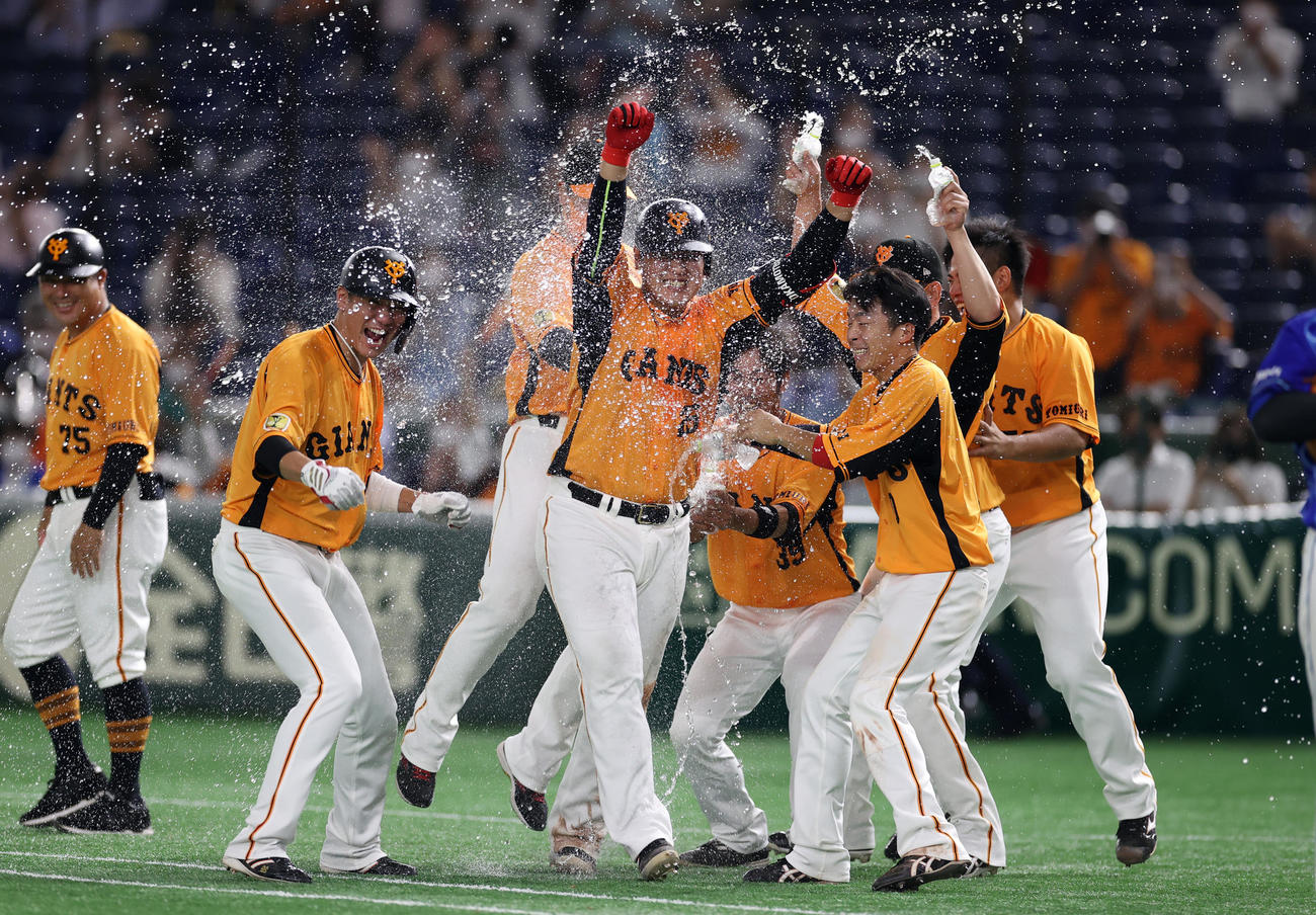 巨人対DeNA 9回裏巨人1死満塁、サヨナラ犠飛を放ち、チームメートから手荒い祝福を受ける岡本和（中央）（撮影・狩俣裕三）