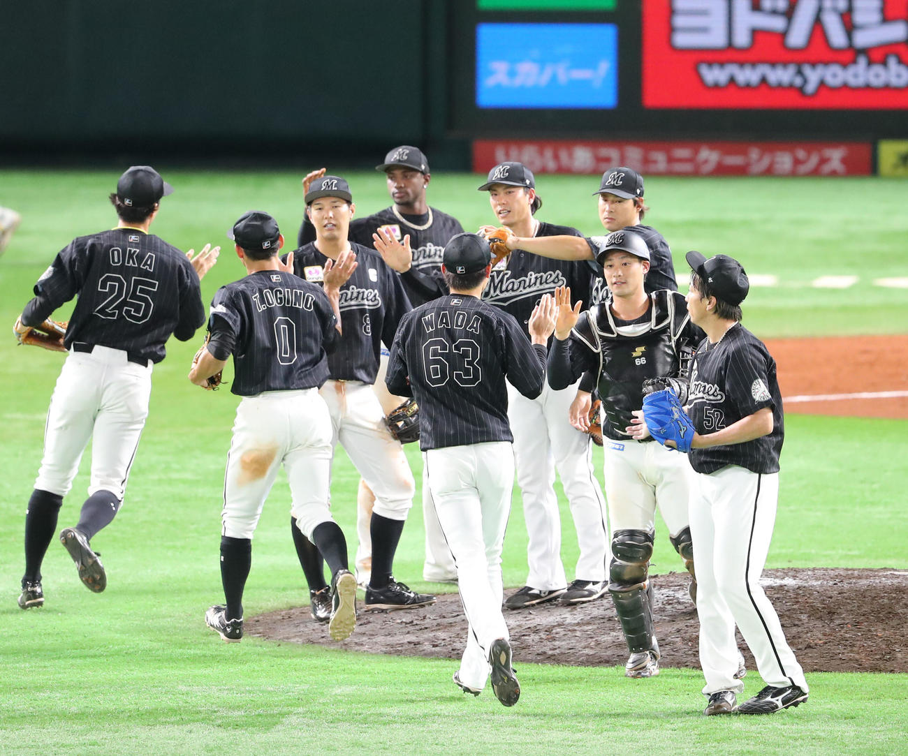 ソフトバンク対ロッテ　ソフトバンクに連勝しハイタッチするロッテナイン（撮影・梅根麻紀）