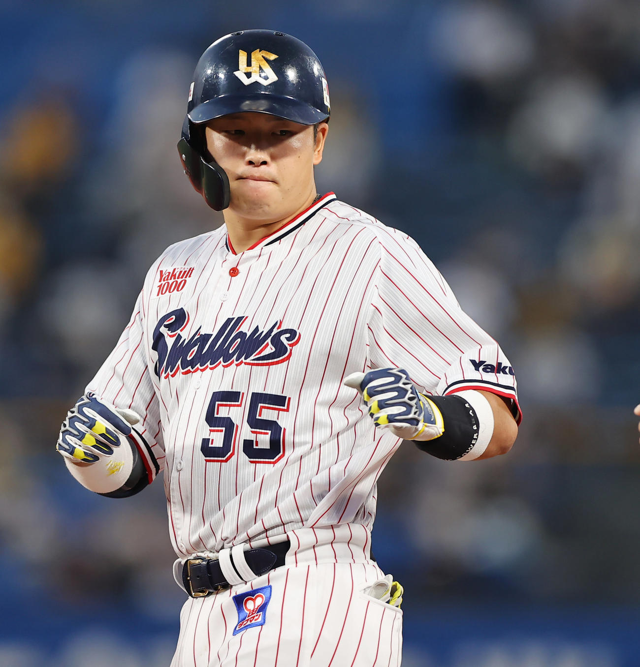 ヤクルト対阪神　1回裏ヤクルト2死三塁、先制の適時打を放ちグータッチを交わす村上（撮影・垰建太）