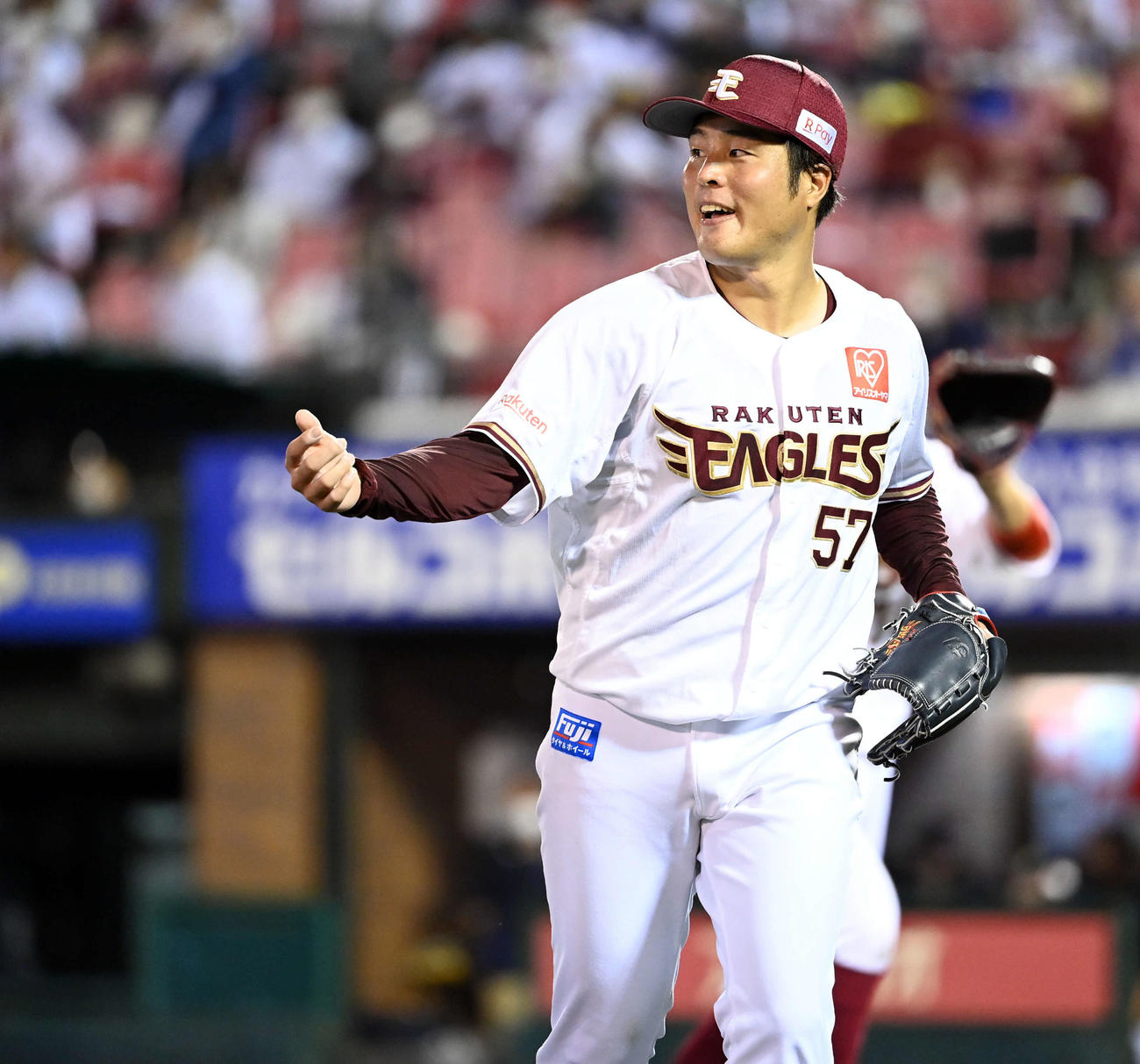 楽天対オリックス　4回表、ランナーを背負いながらも無失点に抑えた楽天先発の滝中（撮影・たえ見朱実）