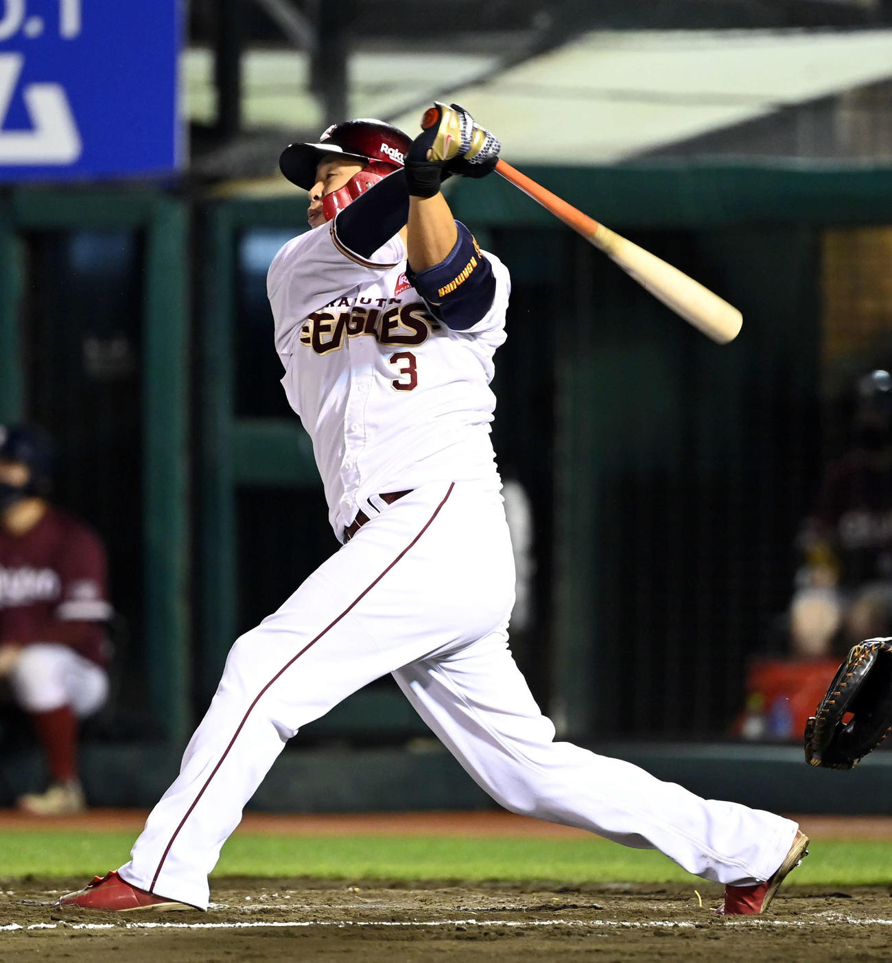 楽天対オリックス　7回裏楽天1死二塁、右中間に2点本塁打を放つ浅村（撮影・たえ見朱実）