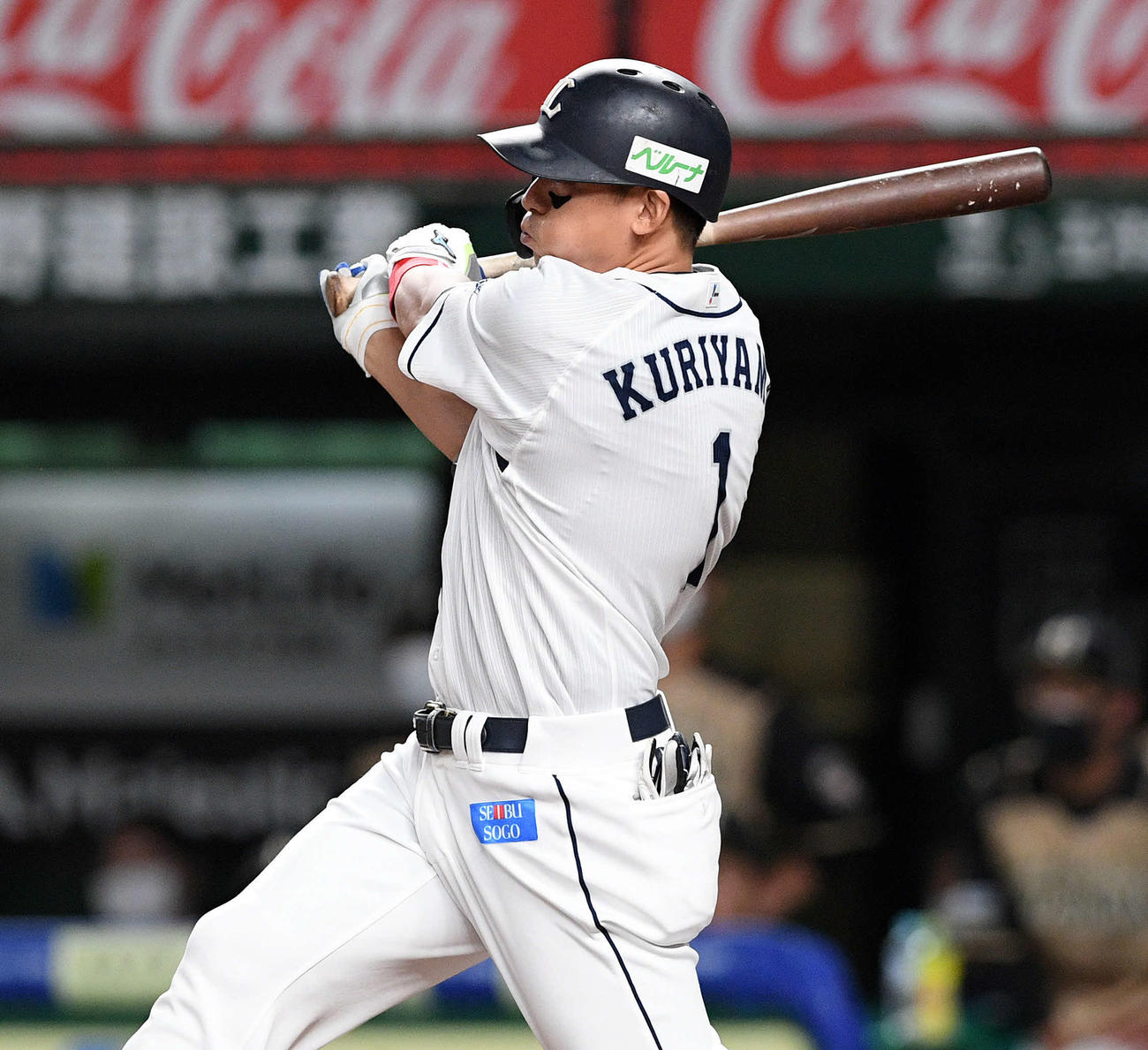 西武対日本ハム　8回裏西武無死二塁、栗山は同点の右前適時打を放つ（撮影・滝沢徹郎）